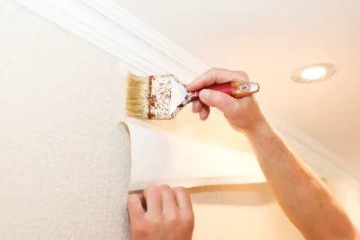 Pose de papier peint à Pastricciola — revêtements muraux et toiles de verre